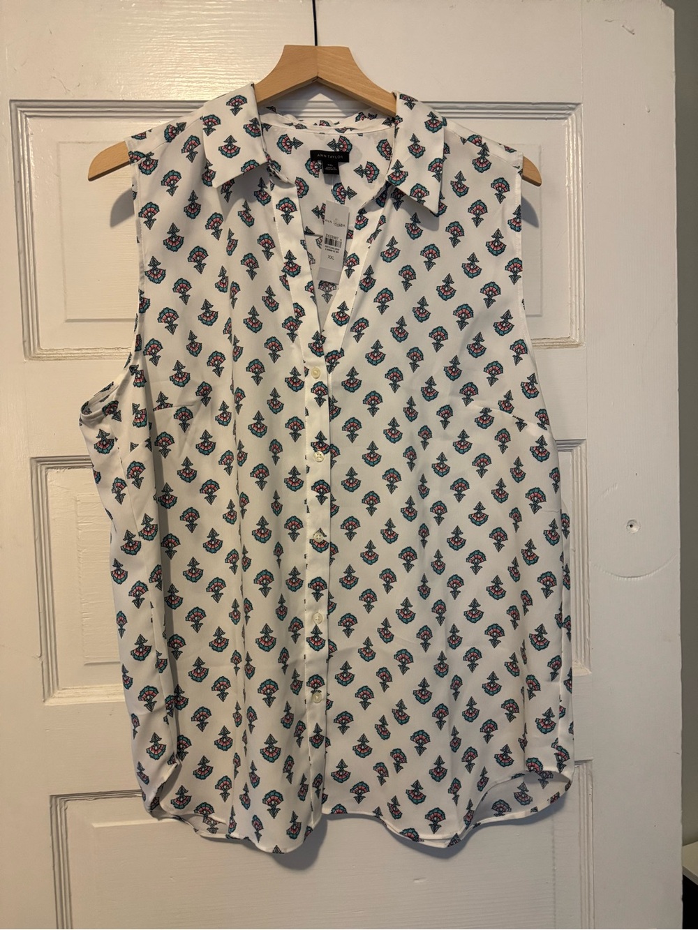 Ann Taylor White Sleeveless Button-Down Blouse with Teal and Pink Motif